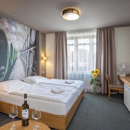 Hotel Lidovy Dum Bzenec Bagian luar foto