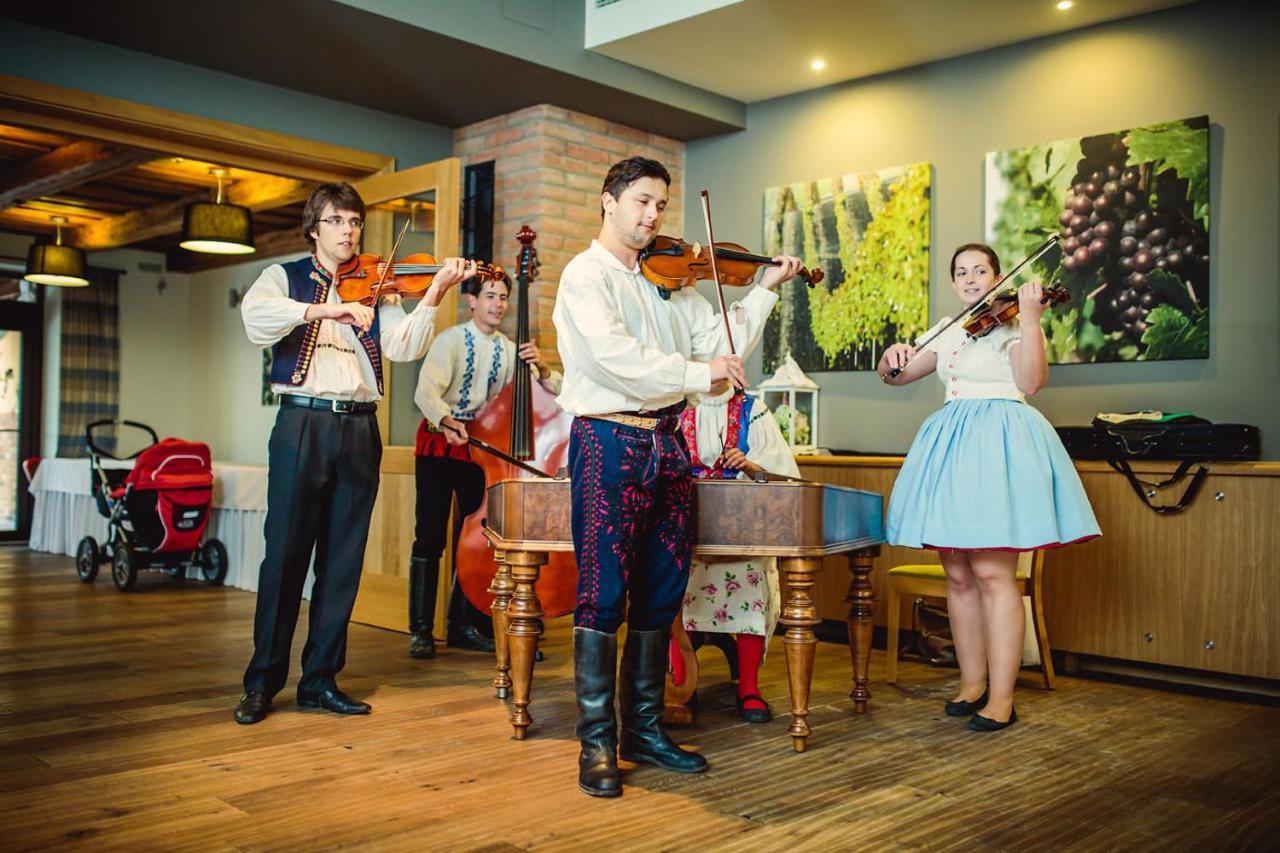 Hotel Lidovy Dum Bzenec Bagian luar foto