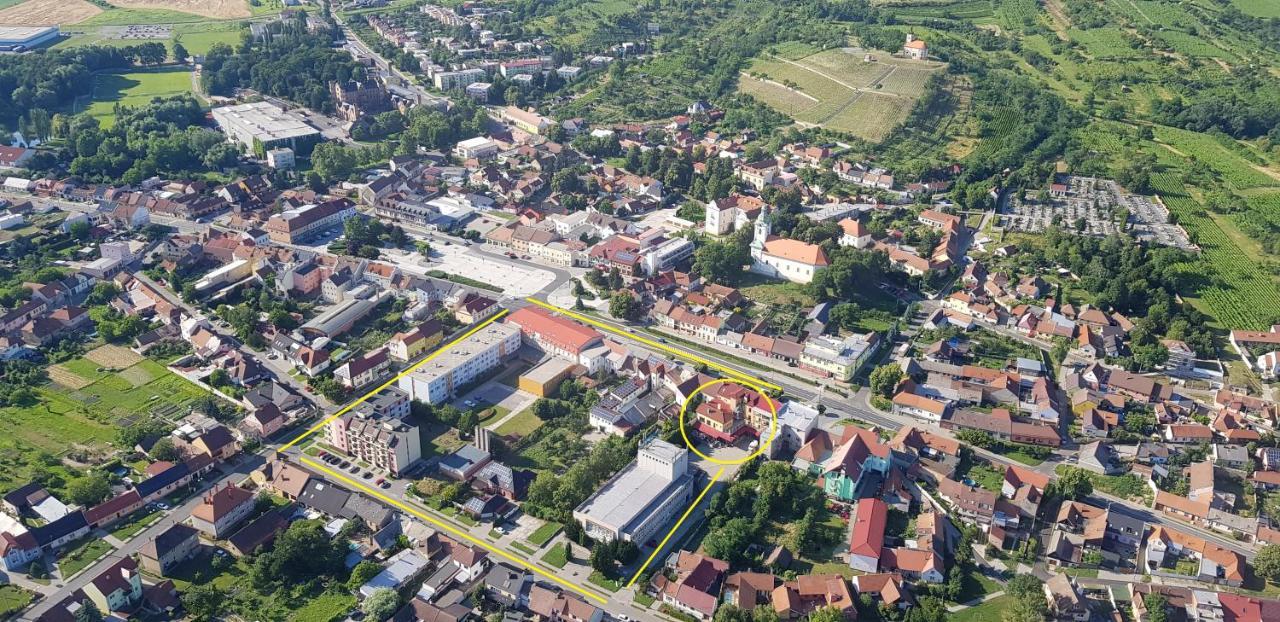 Hotel Lidovy Dum Bzenec Bagian luar foto