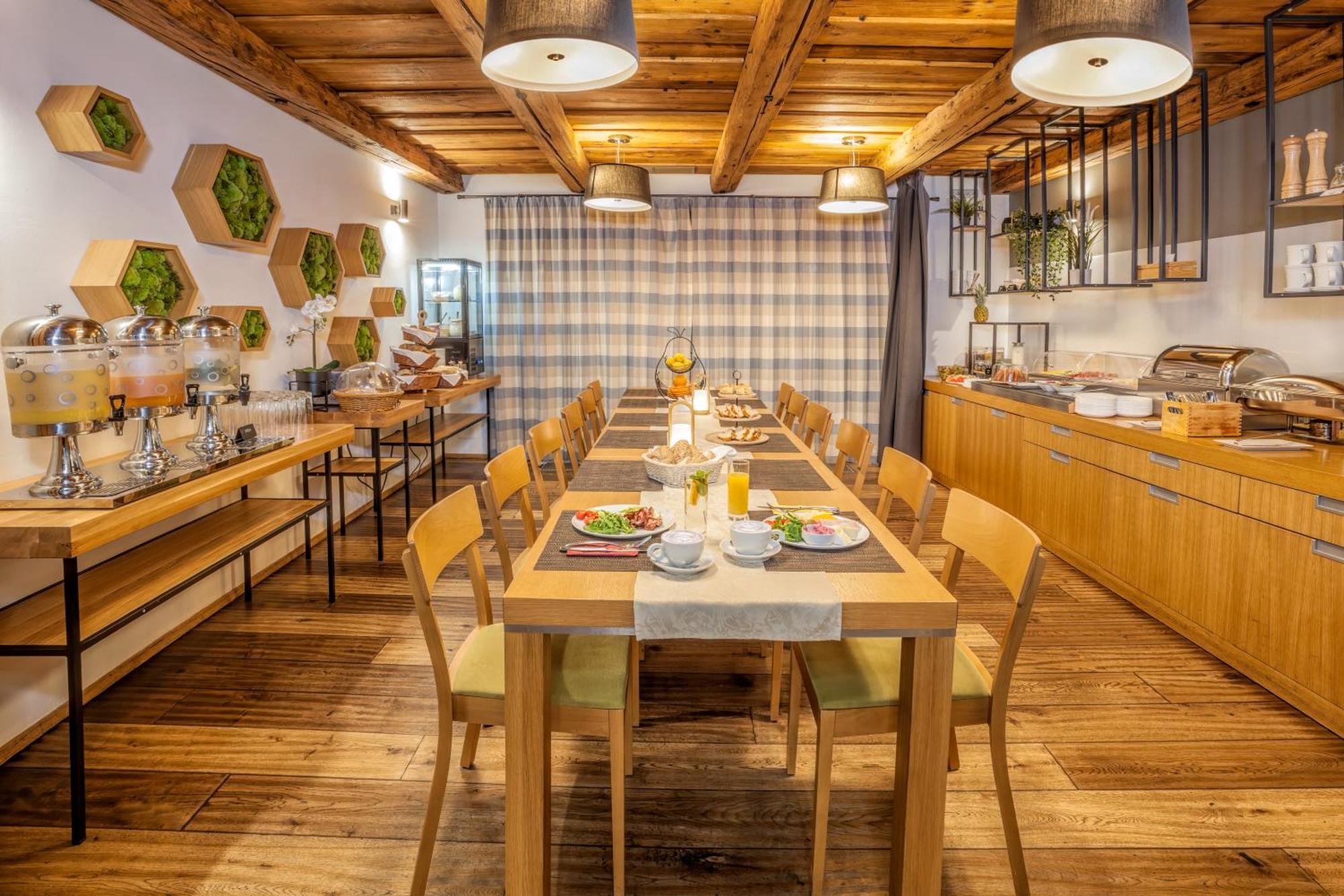 Hotel Lidovy Dum Bzenec Bagian luar foto
