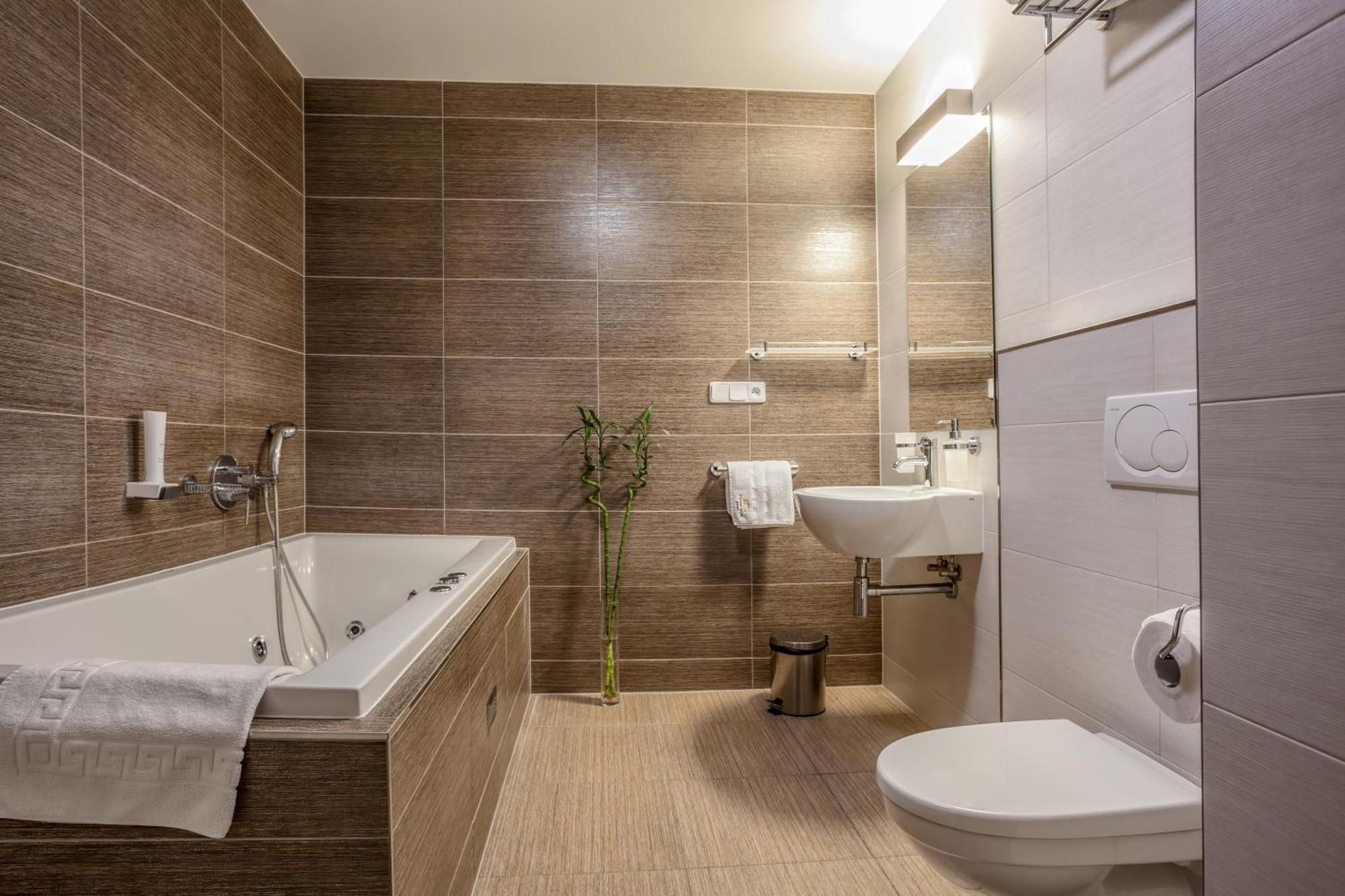 Hotel Lidovy Dum Bzenec Bagian luar foto