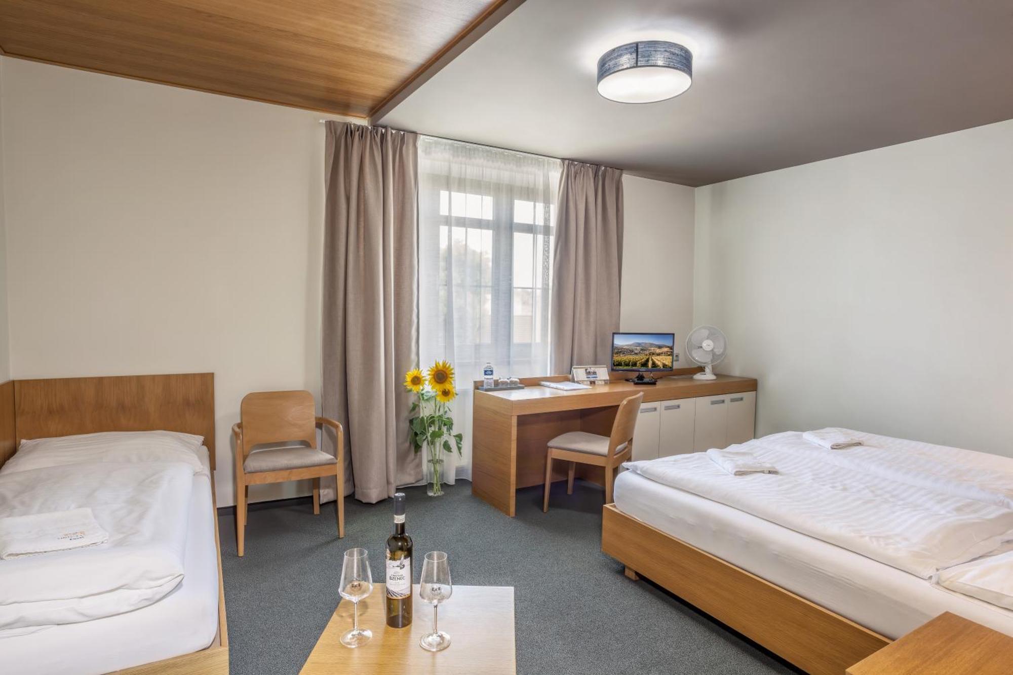 Hotel Lidovy Dum Bzenec Bagian luar foto