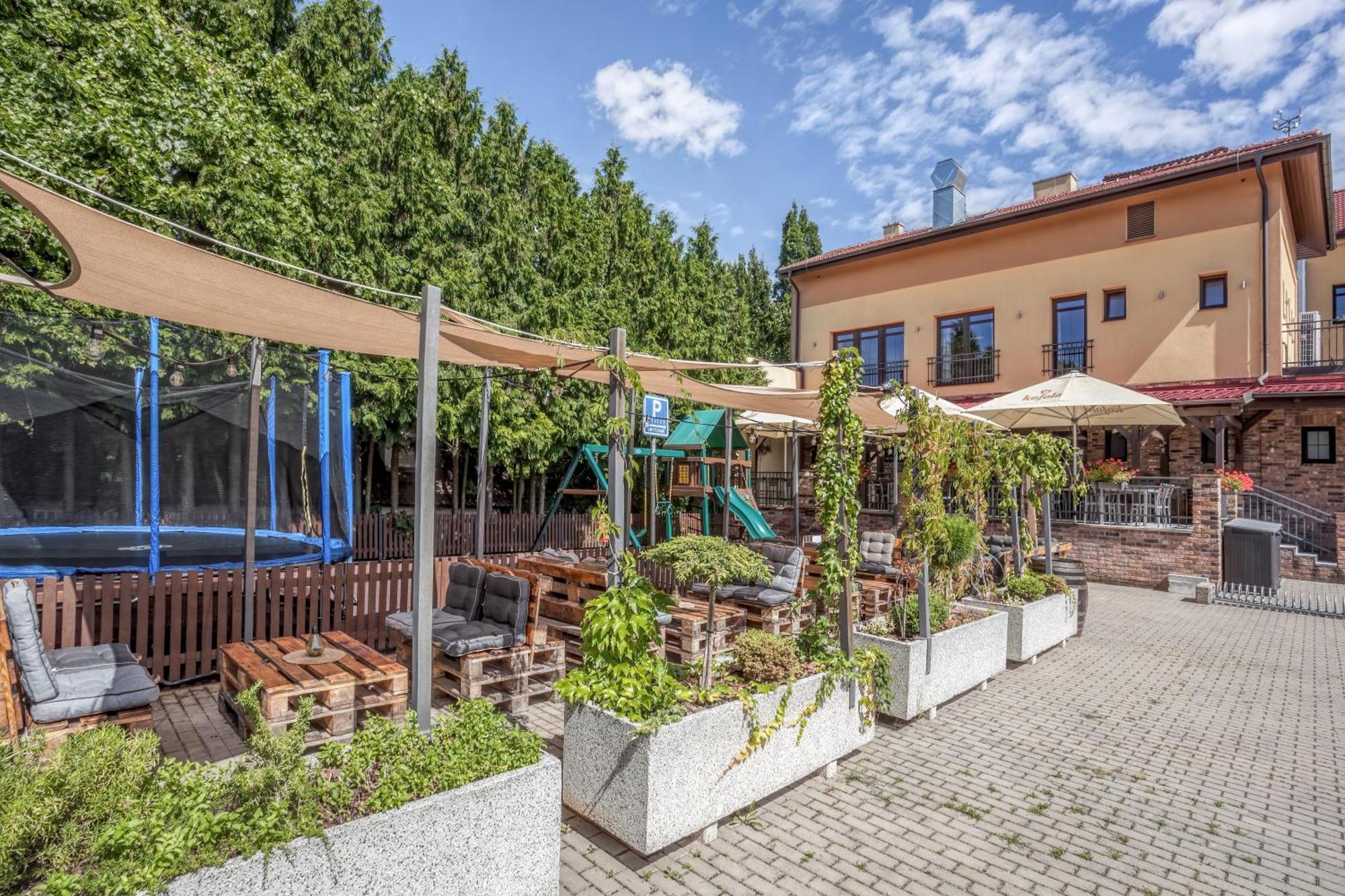 Hotel Lidovy Dum Bzenec Bagian luar foto
