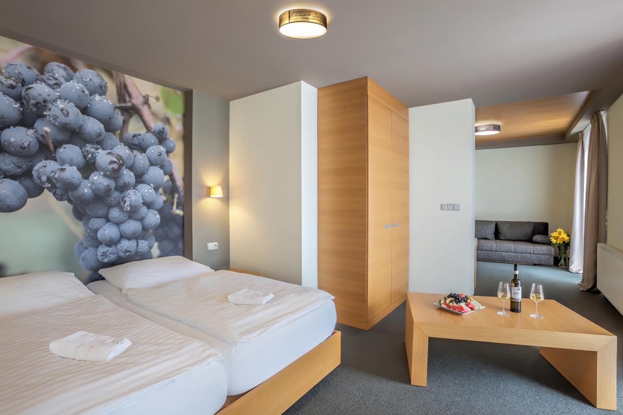 Hotel Lidovy Dum Bzenec Bagian luar foto