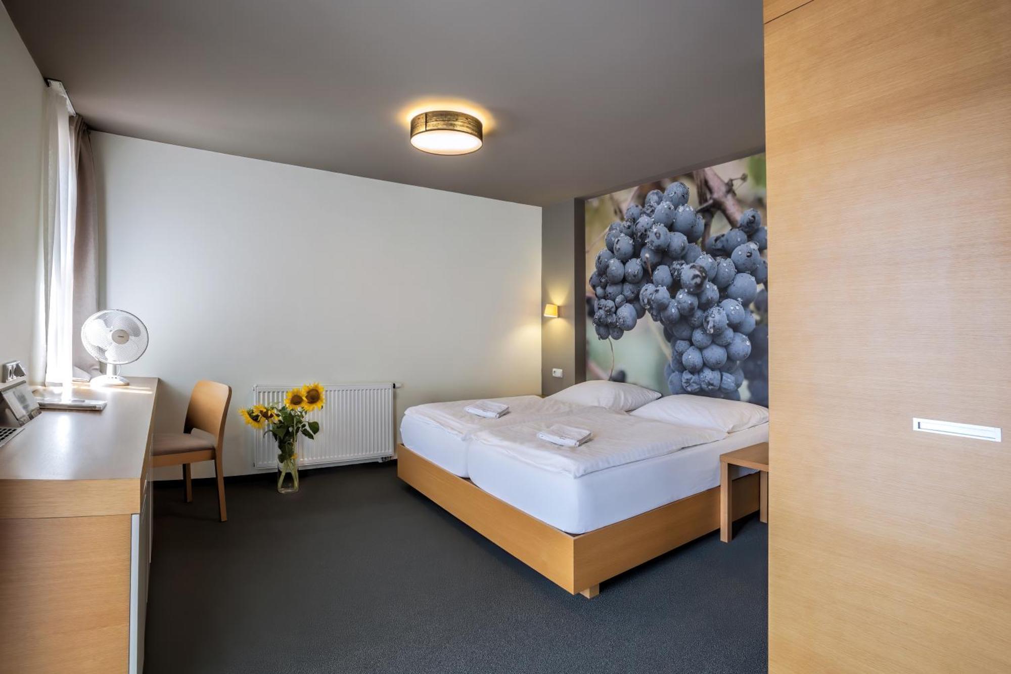 Hotel Lidovy Dum Bzenec Bagian luar foto