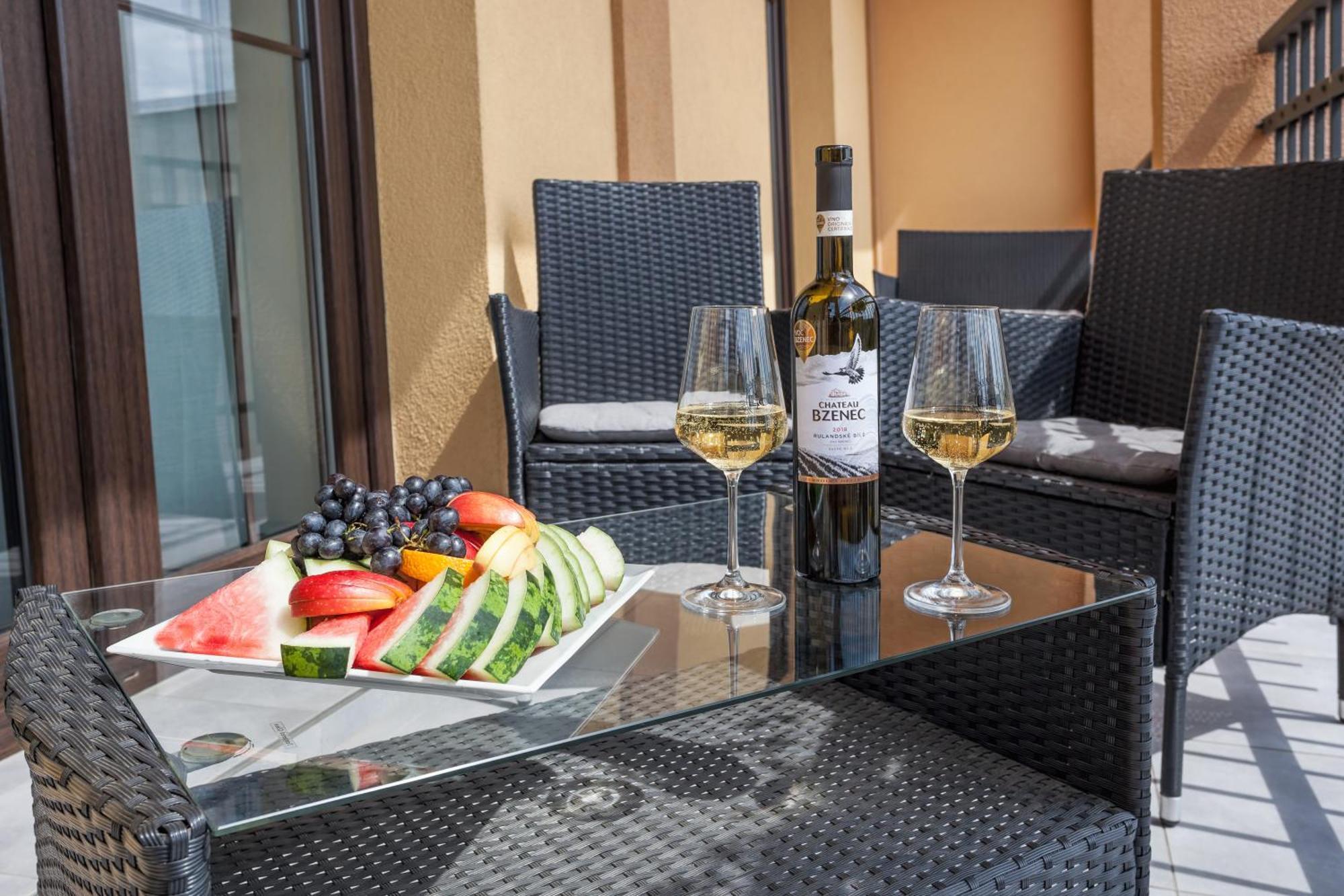 Hotel Lidovy Dum Bzenec Bagian luar foto