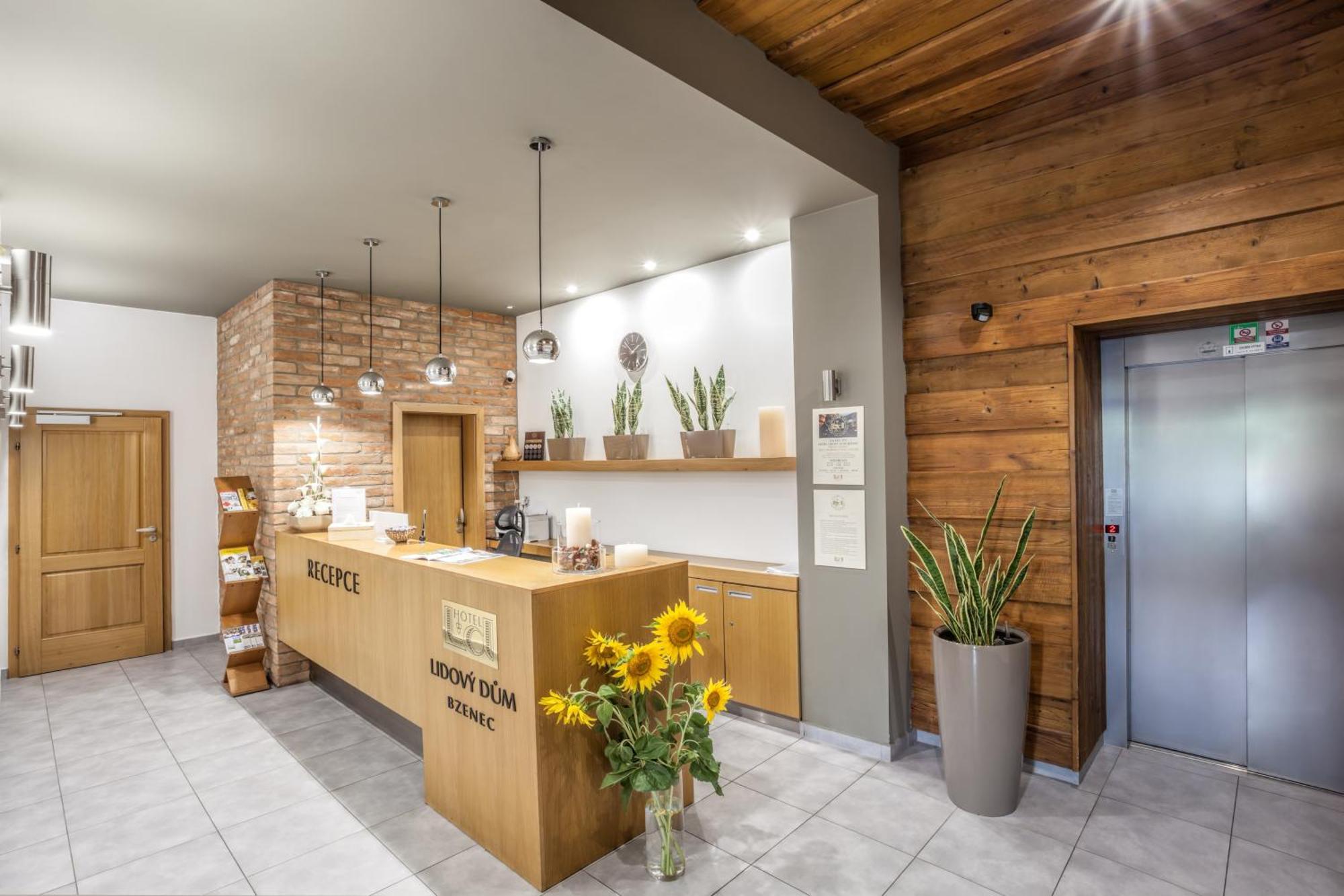 Hotel Lidovy Dum Bzenec Bagian luar foto