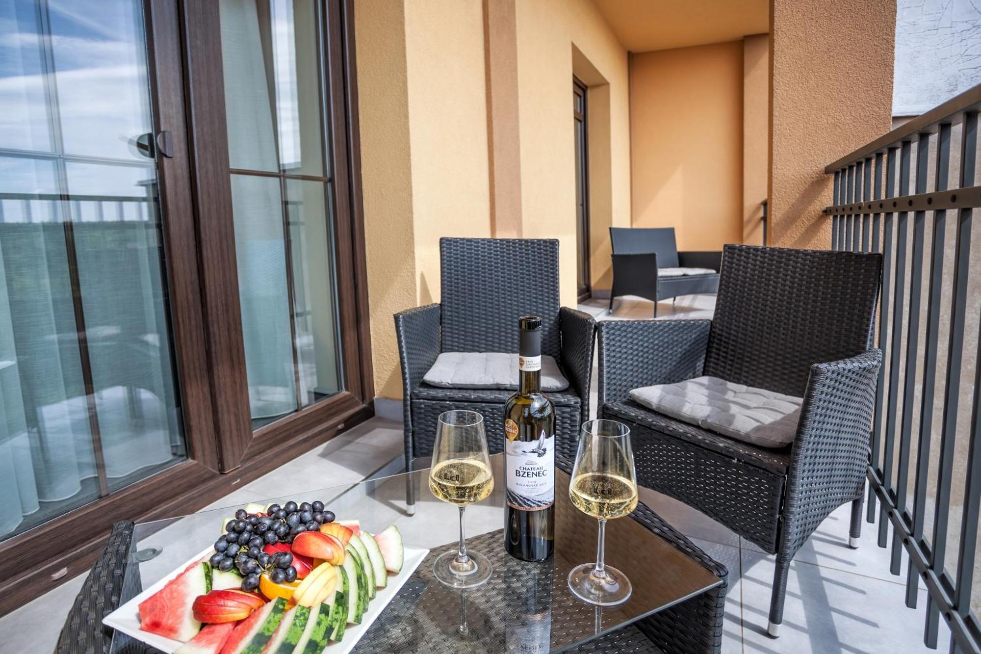 Hotel Lidovy Dum Bzenec Bagian luar foto