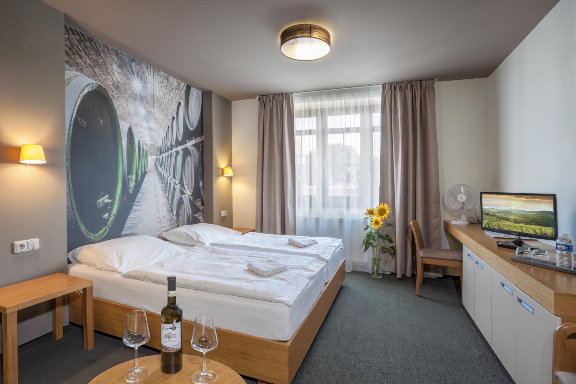 Hotel Lidovy Dum Bzenec Bagian luar foto