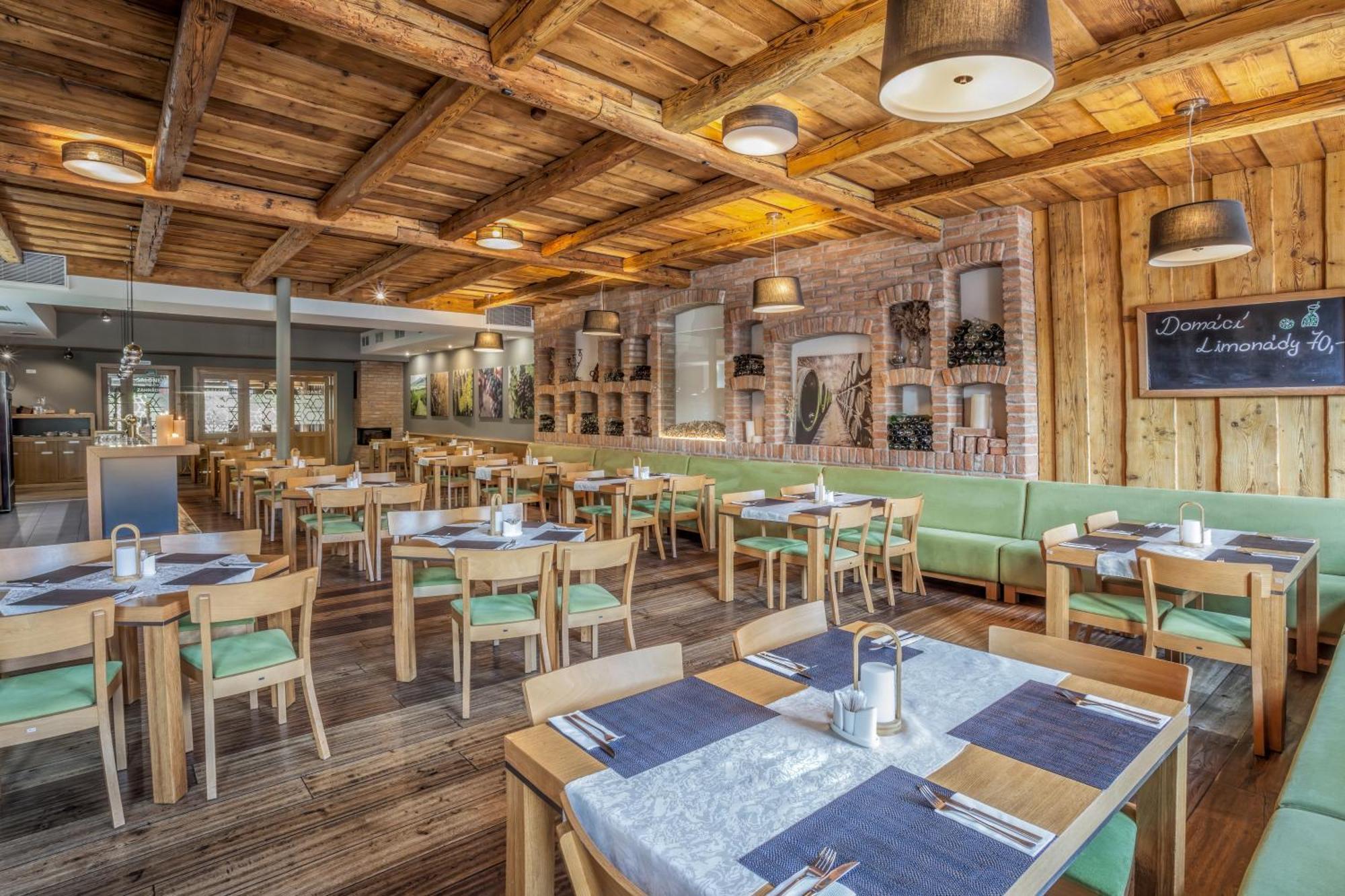 Hotel Lidovy Dum Bzenec Bagian luar foto