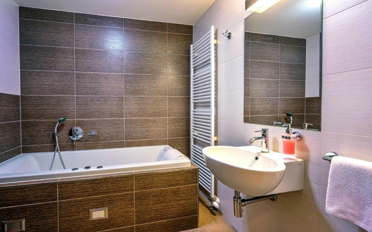 Hotel Lidovy Dum Bzenec Bagian luar foto