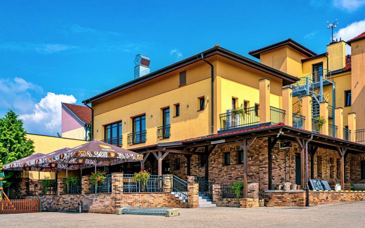 Hotel Lidovy Dum Bzenec Bagian luar foto