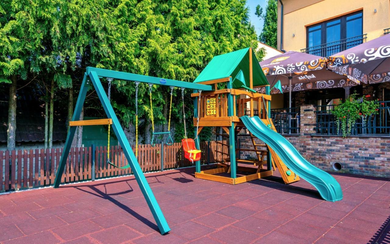 Hotel Lidovy Dum Bzenec Bagian luar foto